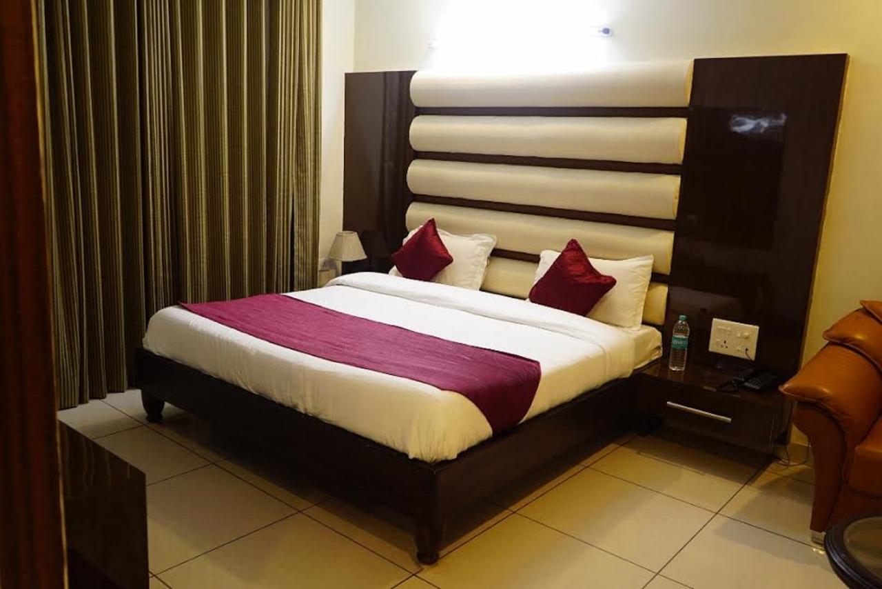 Hotel Razia Inn Hisār Buitenkant foto